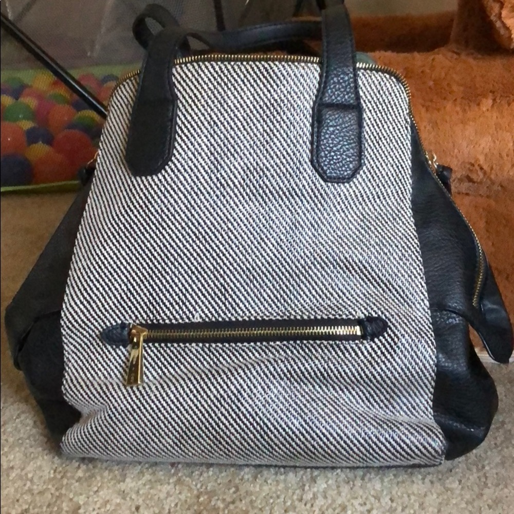 Olivia & Joy Black & creme w/gold zipper purse